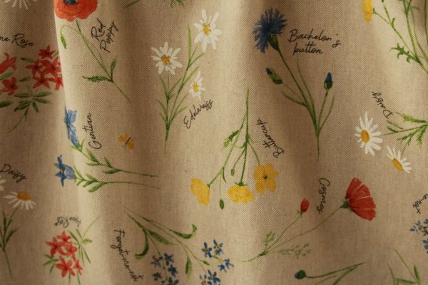 Sfeerfoto van gordijnen met bloemenveld, kleurrijk bloemen motief, Okika BB2532