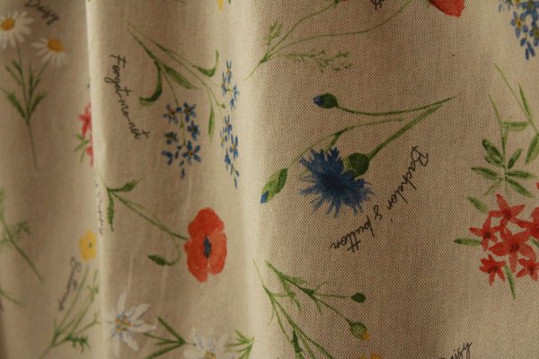 Close-up stofdetails van bloemenveld gordijnen met kleurrijke print – Okika BB2532