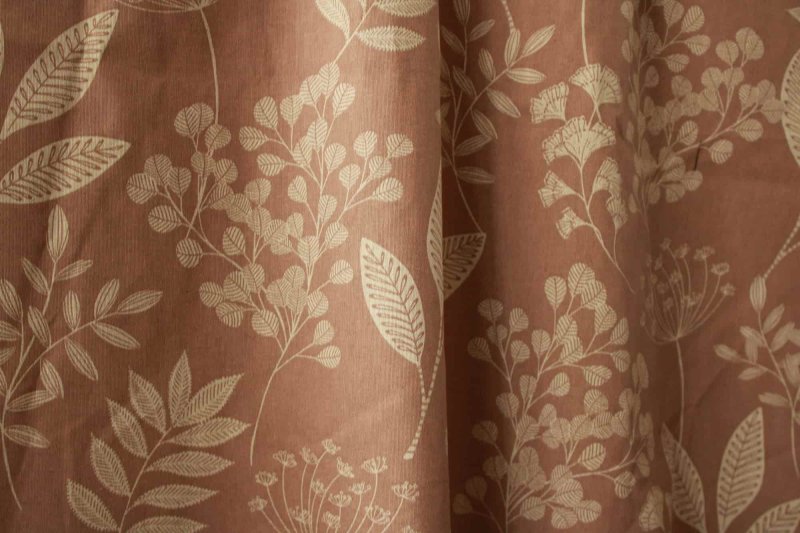 Roze botanische bloemengordijnen in woonkamerinterieur, Okika BB2530 sfeerbeeld