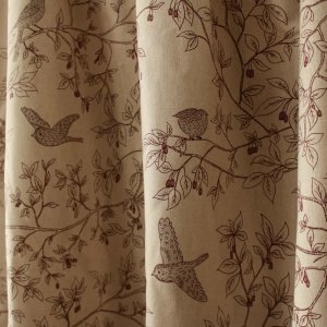 Fleurige vogels gordijnen, kleurrijke print, sfeerbeeld van stof in de plooi – Okika BB2533