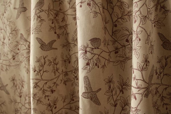 Fleurige vogels gordijnen, kleurrijke print, sfeerbeeld van stof in de plooi – Okika BB2533