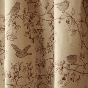 Stofdetails van fleurige vogels gordijnen van Okika BB2533