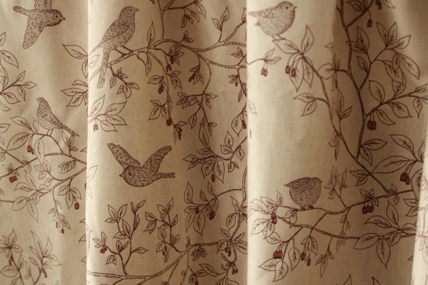 Stofdetails van fleurige vogels gordijnen van Okika BB2533