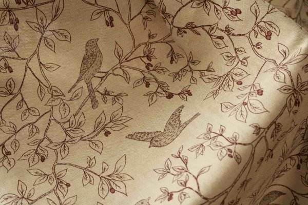 Detail van de weving en structuur kleurrijke vogelprint gordijnen, Okika BB2533