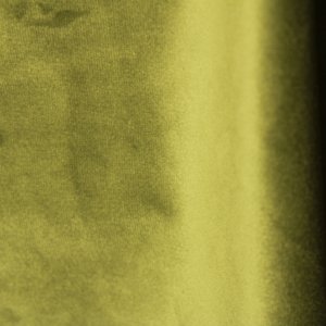 Detail van fluwelen Okika gordijnen in retrogroen, zachte glans en rijke textuur