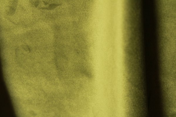 Detail van fluwelen Okika gordijnen in retrogroen, zachte glans en rijke textuur