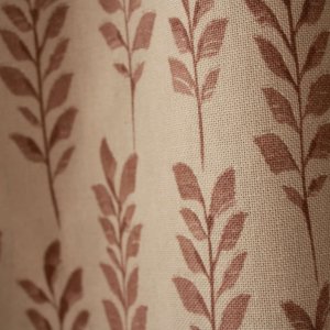 Close-up stofdetails van blush roze bloemengordijnen Leaves collectie, Okika BB2531