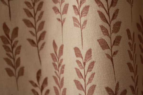 Close-up stofdetails van blush roze bloemengordijnen Leaves collectie, Okika BB2531