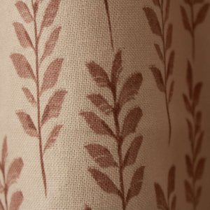 Detail van de weving in blush leave bloemengordijn – Okika BB2531