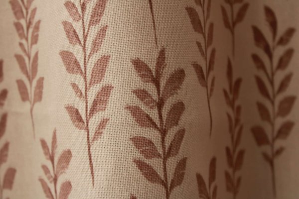 Detail van de weving in blush leave bloemengordijn – Okika BB2531