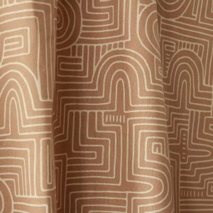 Sfeerfoto van gordijnen met Maze abstract patroon, Okika BB2534