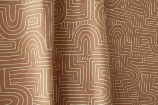 Sfeerfoto van gordijnen met Maze abstract patroon, Okika BB2534