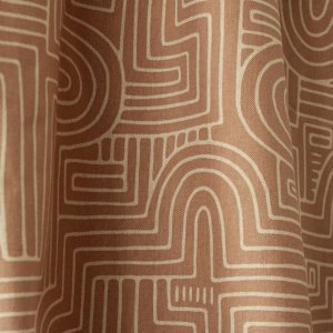 Stofdetails ingezoomd op Maze abstracte gordijnen – Okika BB2534