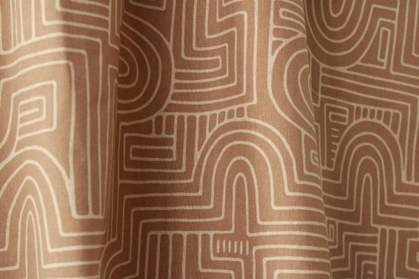 Stofdetails ingezoomd op Maze abstracte gordijnen – Okika BB2534
