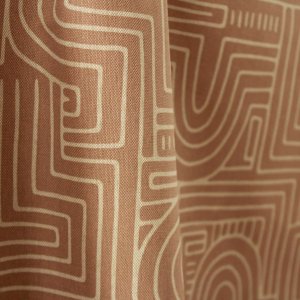 Stofpatroon Maze abstracte gordijnen in plooi – Okika BB2534