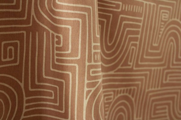 Stofpatroon Maze abstracte gordijnen in plooi – Okika BB2534