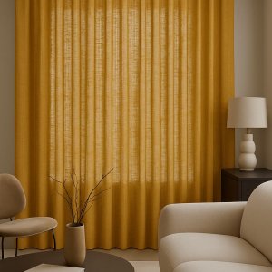 Interieursetting met okergele gordijnen uit de Elegance collectie – Okika