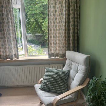 Groene blaadjes gordijnen bohemian stijl in woonkamer bij klant thuis