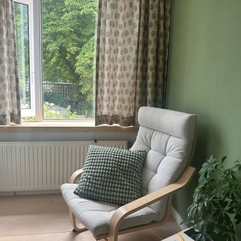 Groene blaadjes gordijnen in de woonkamer van een klant, bohemian interieurstijl met natuurlijke en speelse uitstraling