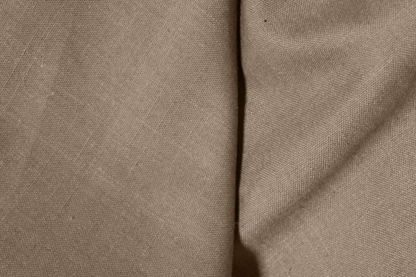 Vouwgordijnen in taupe uit de Saphira collectie, sfeerbeeld van de stof, semi licht doorlatende stof met linnen structuur