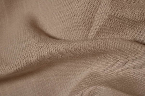 Close-up van de geweven structuur in beige Saphira gordijnen van Okika