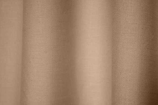 Stofdetails van beige gordijnen uit de Saphira-collectie van Okika.