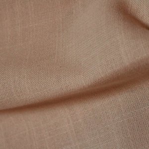 Beige vouwgordijnen uit de Saphira-collectie van Okika als stijlvolle raamdecoratie in de woonkamer