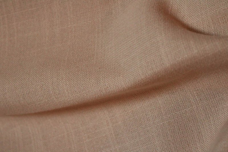 Beige vouwgordijnen uit de Saphira-collectie van Okika als stijlvolle raamdecoratie in de woonkamer