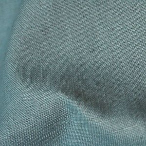 blauwe vouwgordijnen uit de Saphira-collectie van Okika, semi licht doorlatende vouwgordijnendoor de linnen structuur