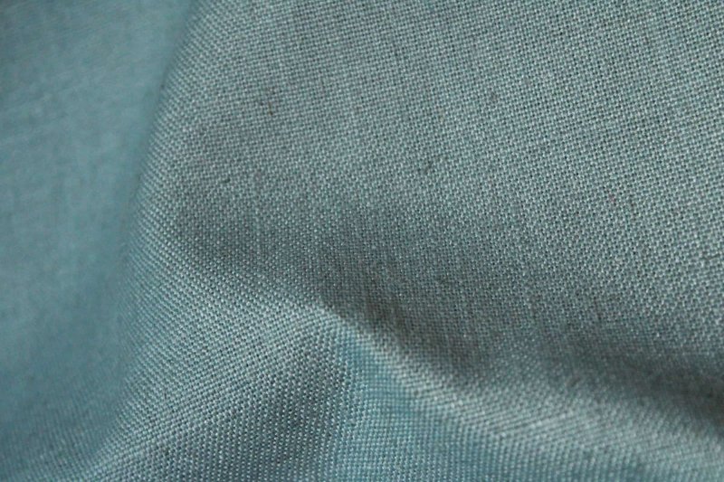 blauwe vouwgordijnen uit de Saphira-collectie van Okika, semi licht doorlatende vouwgordijnendoor de linnen structuur