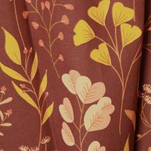 Herfstige bladeren print gordijnen met warme kleuren van Okika, sfeervolle decoratie die een gezellige en natuurlijke uitstraling geeft.