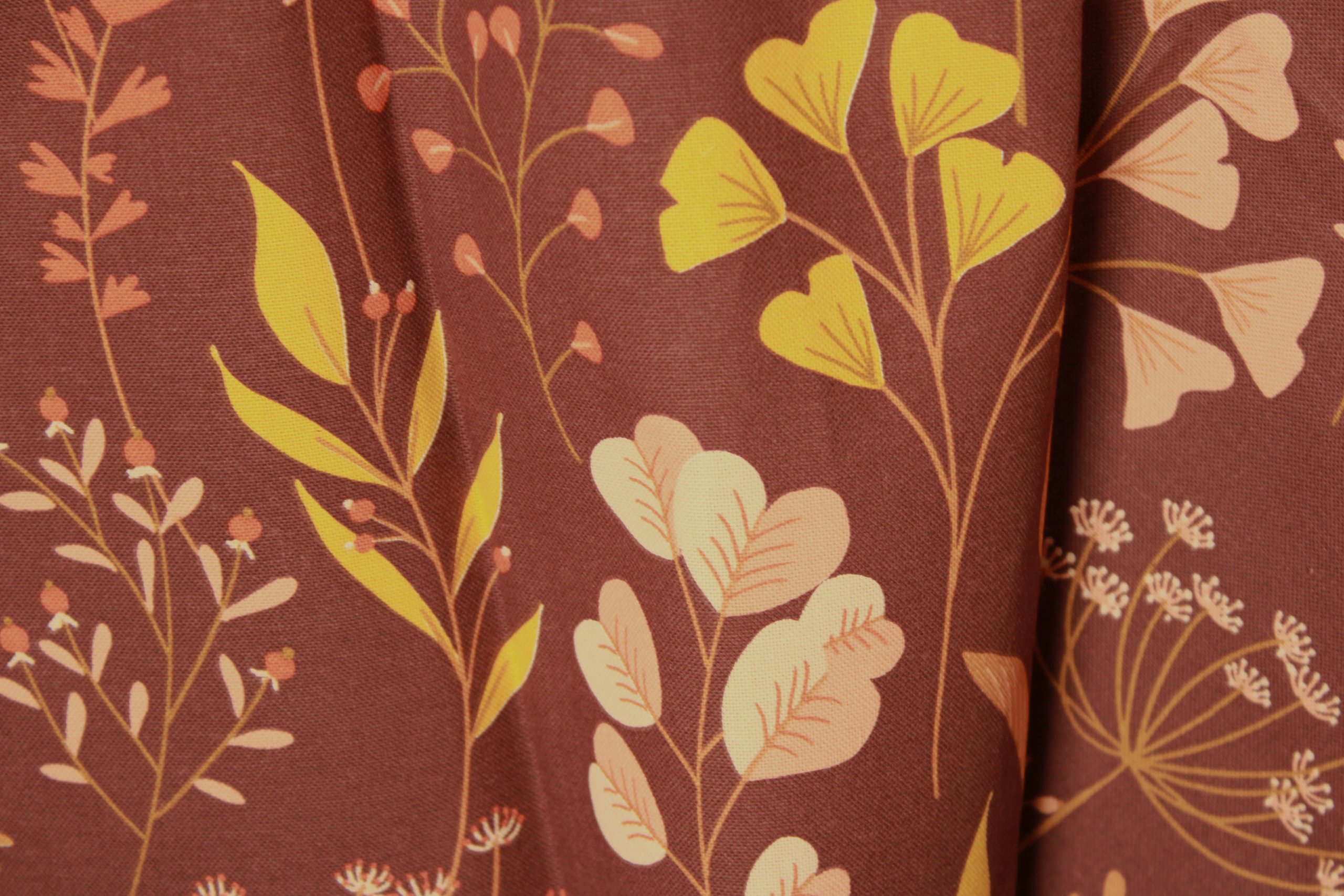 Herfstige bladeren print gordijnen met warme kleuren van Okika, sfeervolle decoratie die een gezellige en natuurlijke uitstraling geeft.