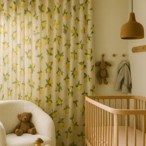 Citroenen gordijnen in de kinderkamer, frisse sfeerimpressie met speels patroon.