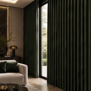 Donkergroene chenille gordijnen in een luxe en modern interieur met warme natuurlijke materialen en veel daglicht. Interieursetting met wave plooi.