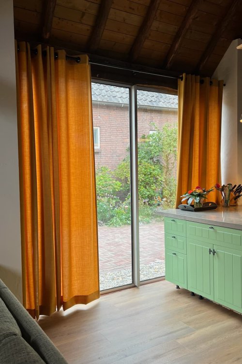 Florain okergele inbetween gordijnen in een moderne keuken, recent project van Okika