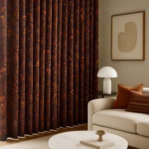 Herfst gordijn in Okika-stijl, sfeervol toegepast in een interieursetting met warme en natuurlijke uitstraling