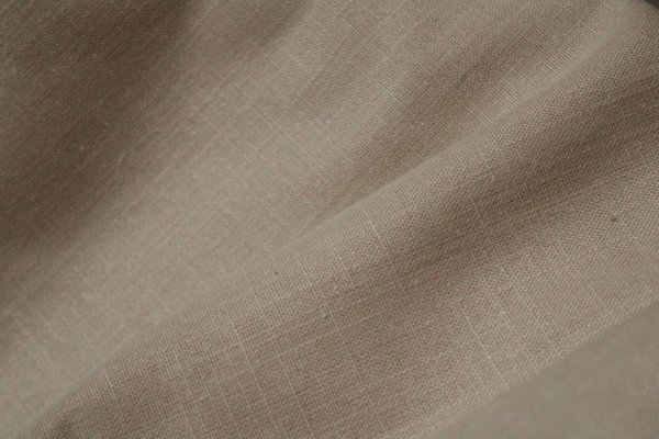 Sfeerbeeld van ivoorkleurige Saphira vouwgordijnen, stofdetails