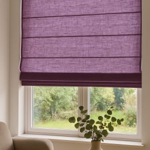 Interieur sfeerbeeld met paarse vouwgordijnen uit de Saphira-collectie.