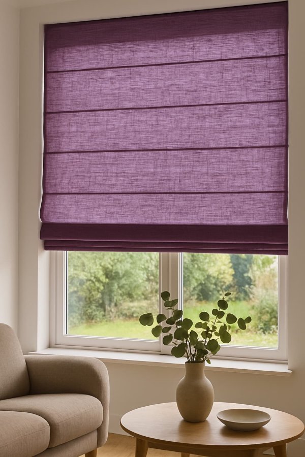 Interieur sfeerbeeld met paarse vouwgordijnen uit de Saphira-collectie.