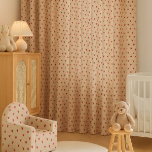 Sfeerimpressie van de rode glitter hartjes kinderkamer gordijnen in een warme, modern ingerichte kinderkamer.