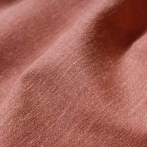 Vouwgordijnen in roze uit de Saphira collectie, sfeer van de stofstructuur van dichtbij
