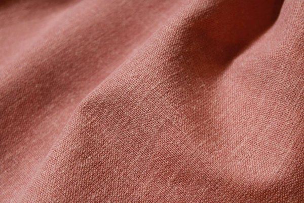 Vouwgordijnen in roze uit de Saphira collectie, sfeer van de stofstructuur van dichtbij
