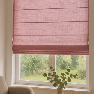 Roze vouwgordijnen in een stijlvolle setting, onderdeel van de Saphira-lijn.