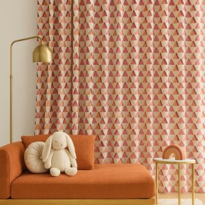 Sunset Prism gordijnen in de kinderkamer, sfeervolle impressie met kleurrijk patroon.