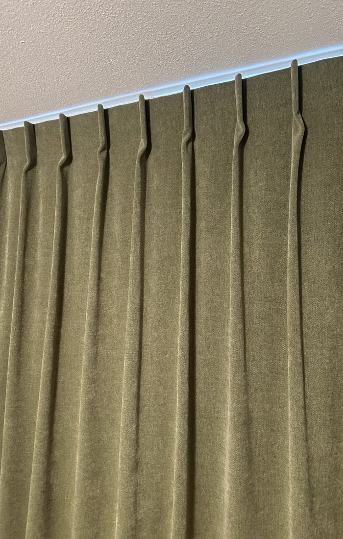 Chenille-gordijnen-pistache-klant-afwerking Chenille-gordijnen-pistache-klant-afwerking