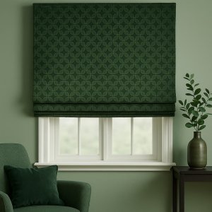 sfeerimpressie van Interieur met zachte groene accenten en vouwgordijnen.