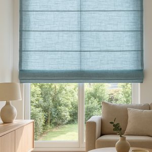 Interieur setting met elegante blauwe vouwgordijnen die zacht licht filteren. saphira collectie van okika