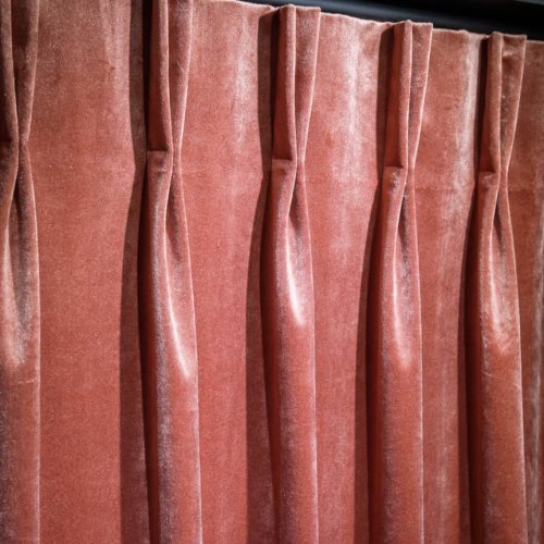 Voorbeeld van ophangsysteem gordijnen op rails met dubbele plooi, gordijnen op maat van okika