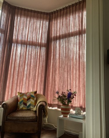elegance-roze-gordijnen-interieursetting-klant-sfeer