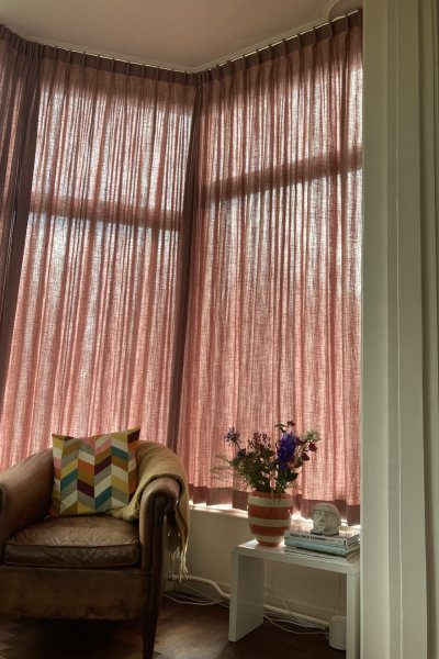 roze elegance gordijnen in een erker in de woonkamer bij een klant thuis enkele plooi en gesloten met een gelijkmatige valling